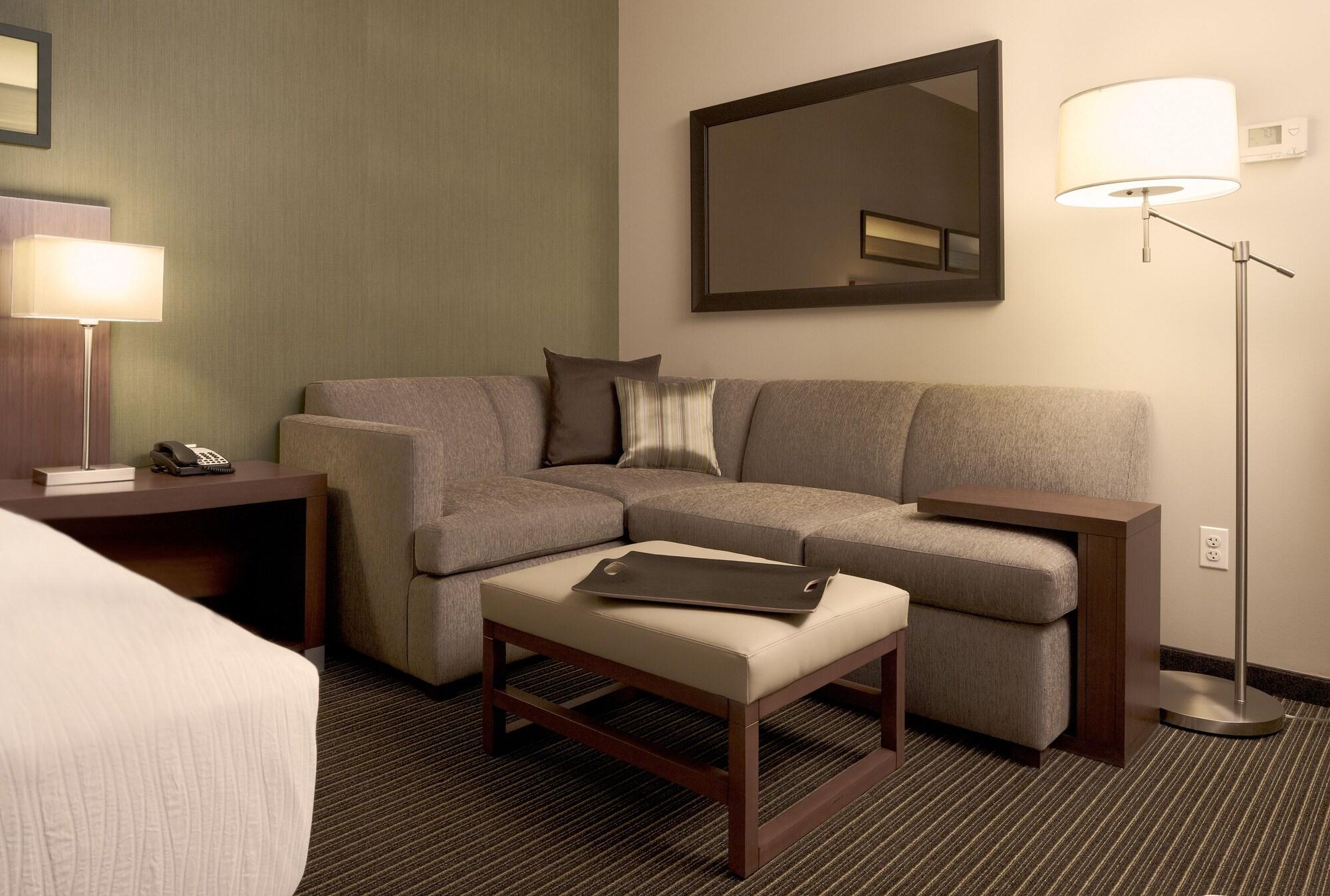 Hyatt Place Gurgaon Udyog Vihar Extérieur photo A living room in a typical hotel room