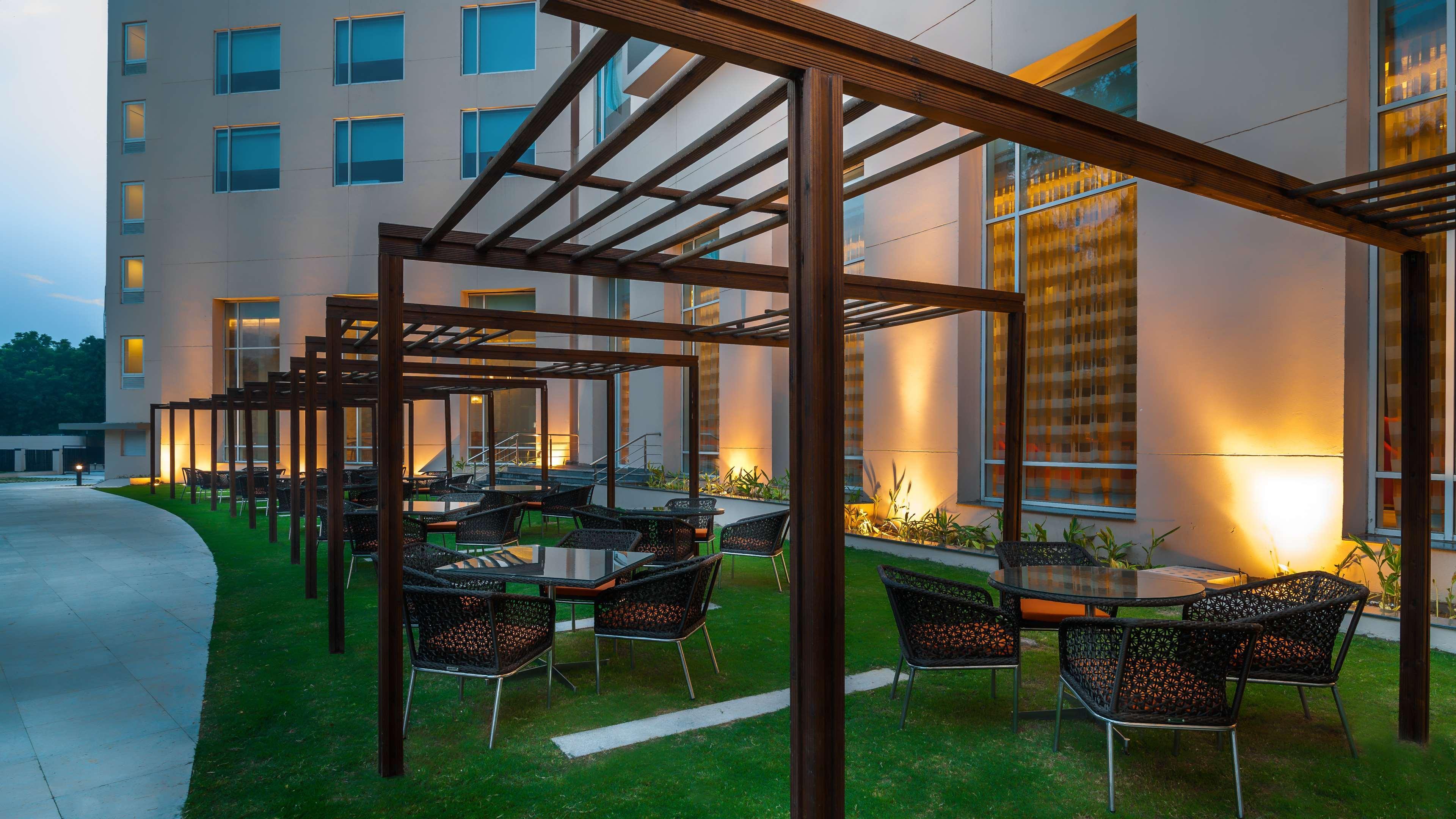 Hyatt Place Gurgaon Udyog Vihar Extérieur photo The hotel's garden