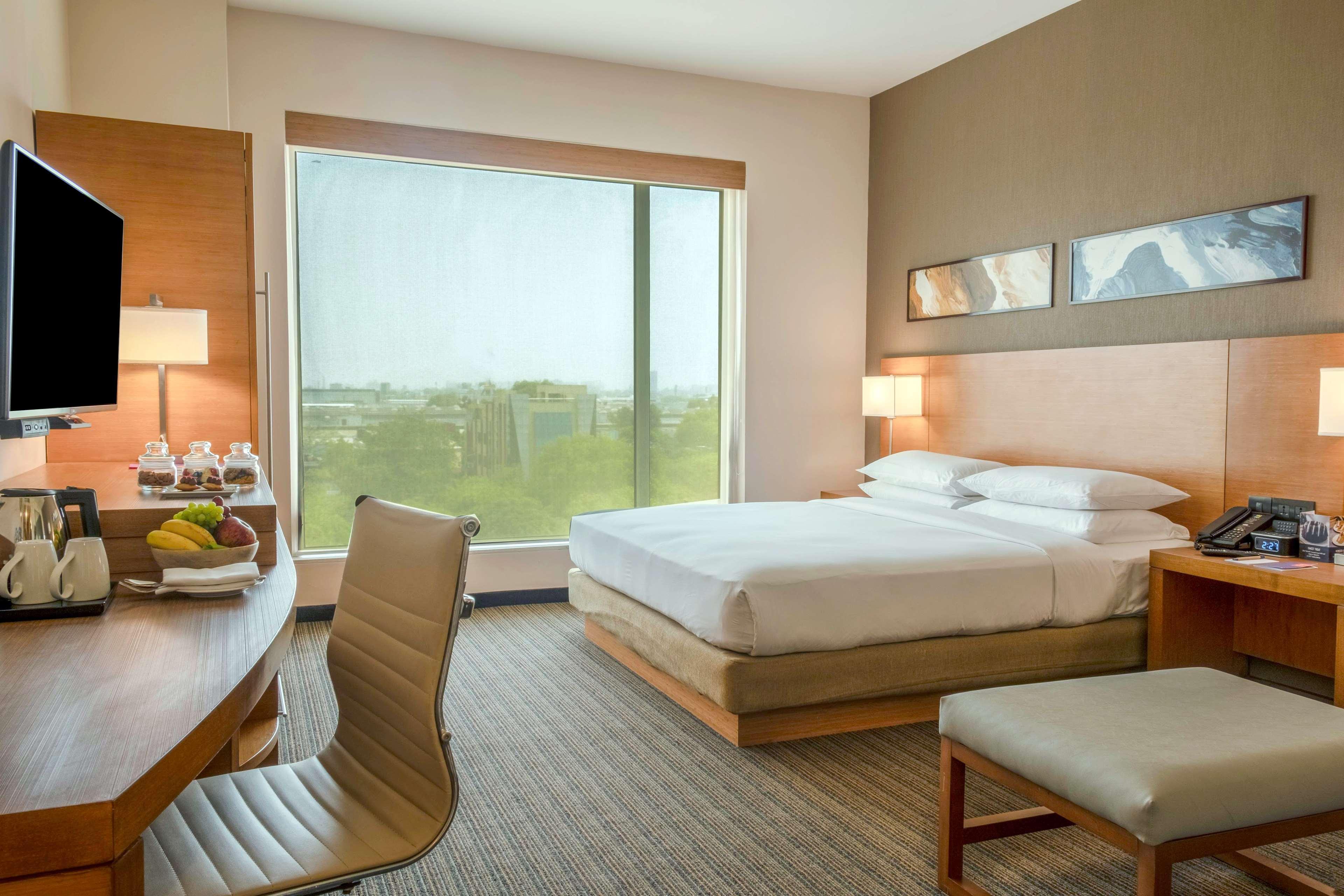 Hyatt Place Gurgaon Udyog Vihar Extérieur photo A guest room at the Hilton San Diego Bayfront