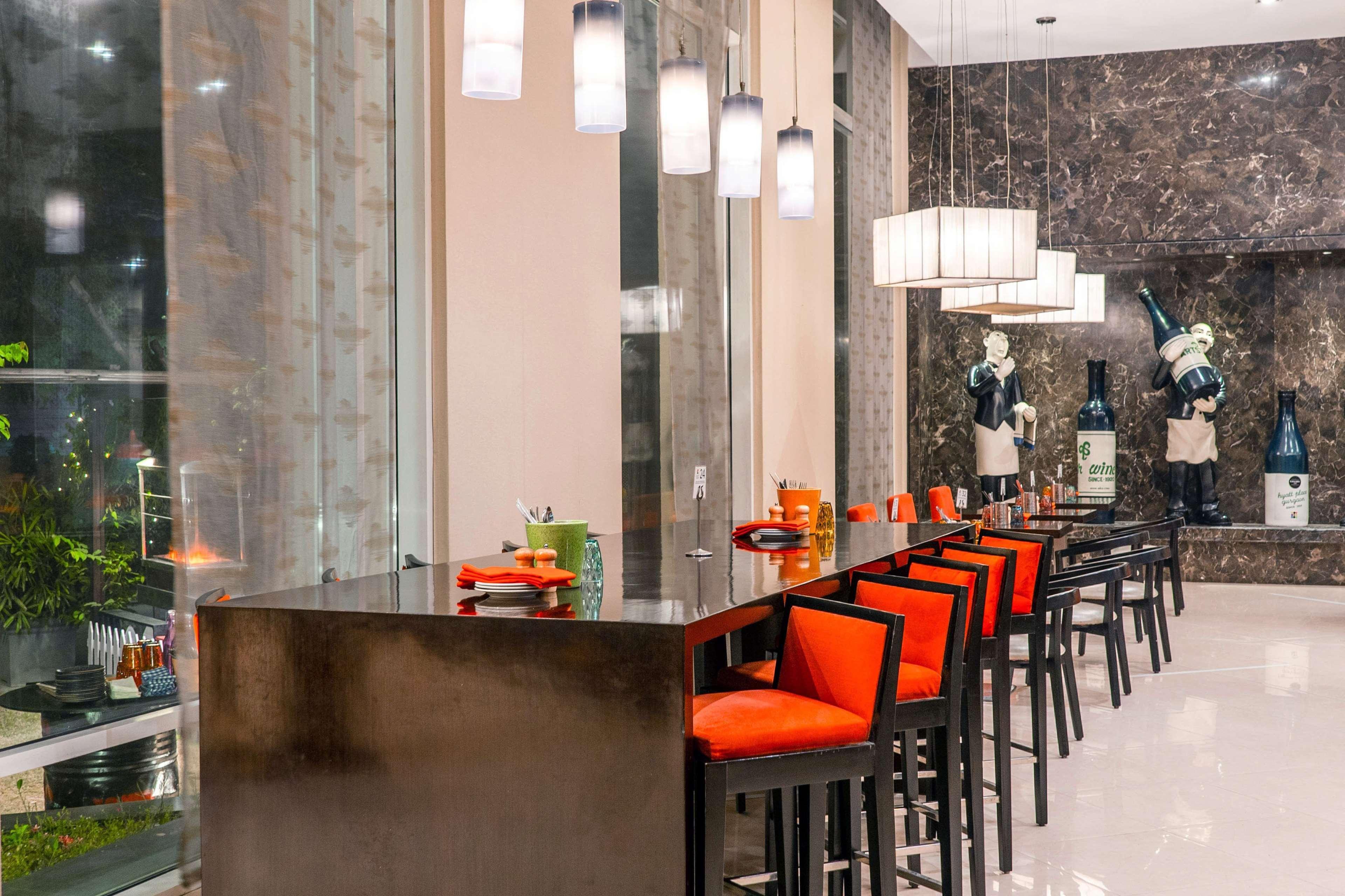 Hyatt Place Gurgaon Udyog Vihar Extérieur photo The bar at the lobby