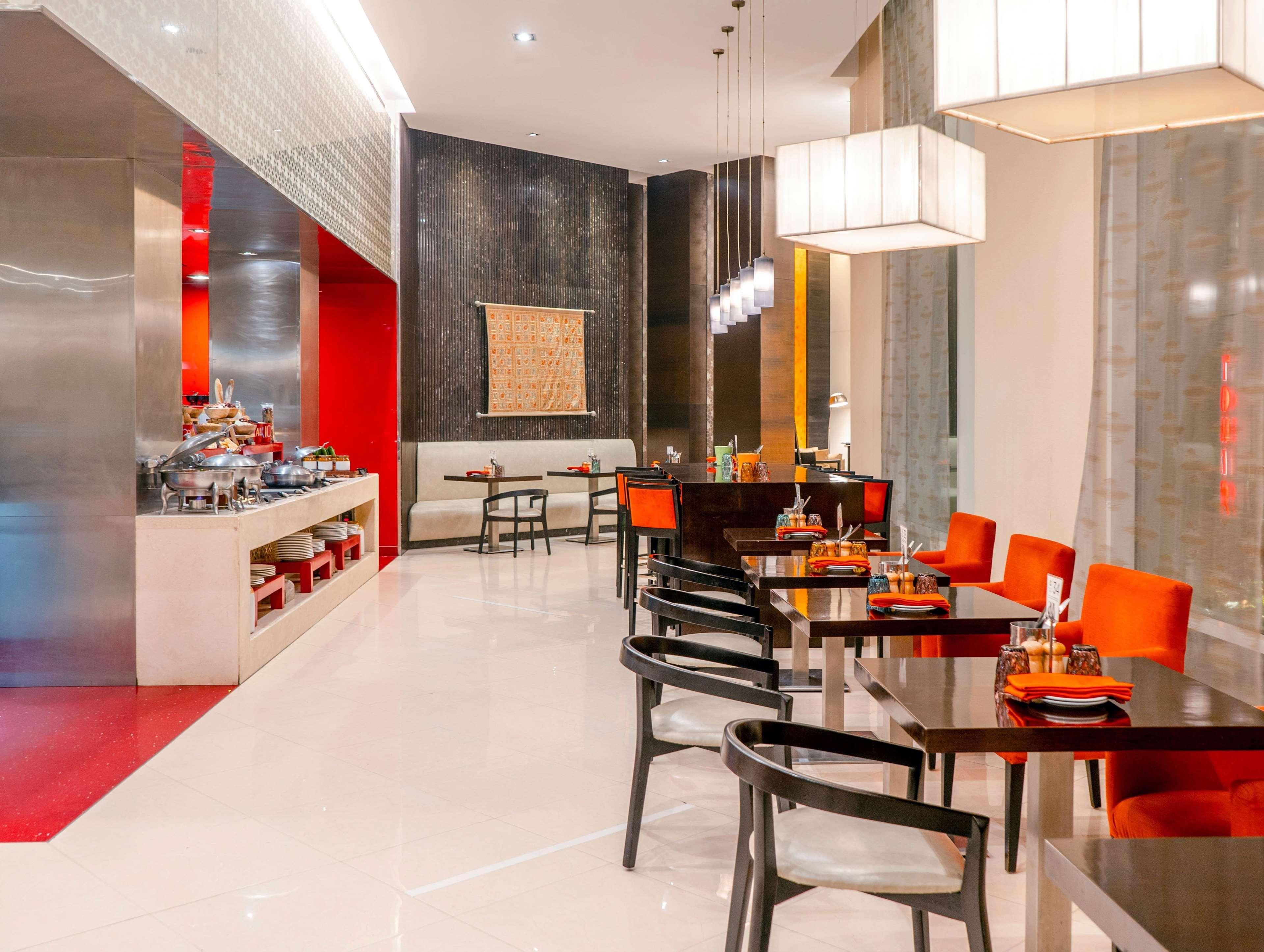 Hyatt Place Gurgaon Udyog Vihar Extérieur photo The restaurant at the hotel