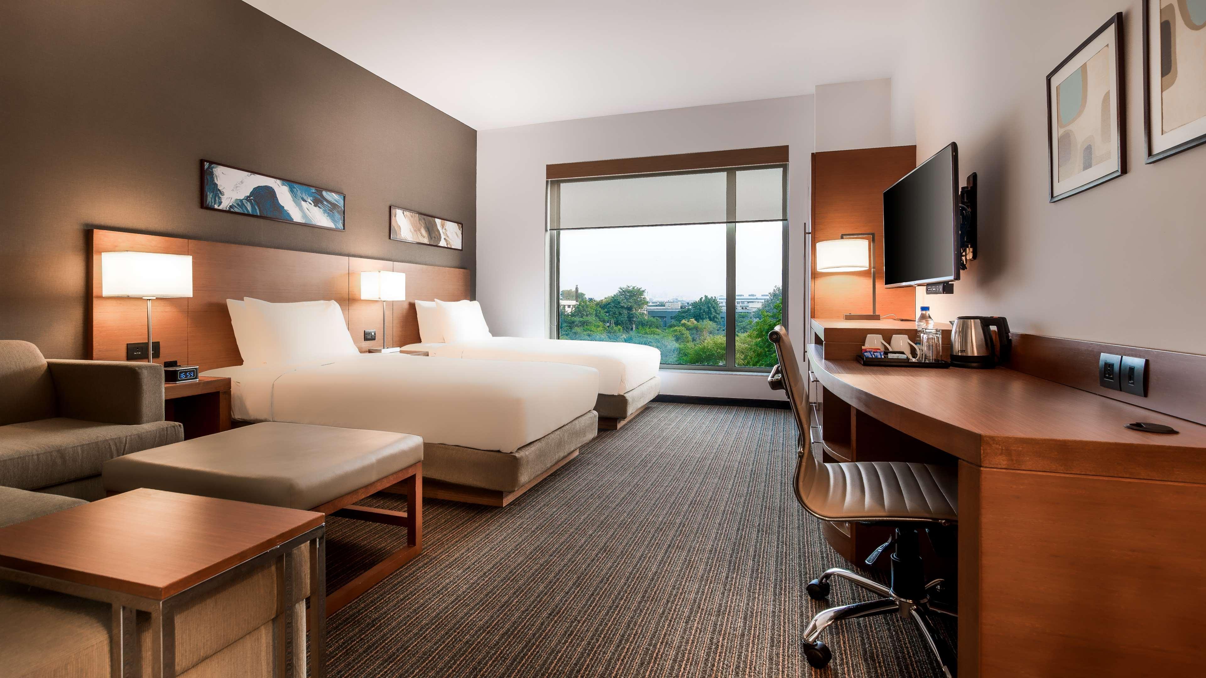 Hyatt Place Gurgaon Udyog Vihar Extérieur photo A typical guest room at an Embassy Suites