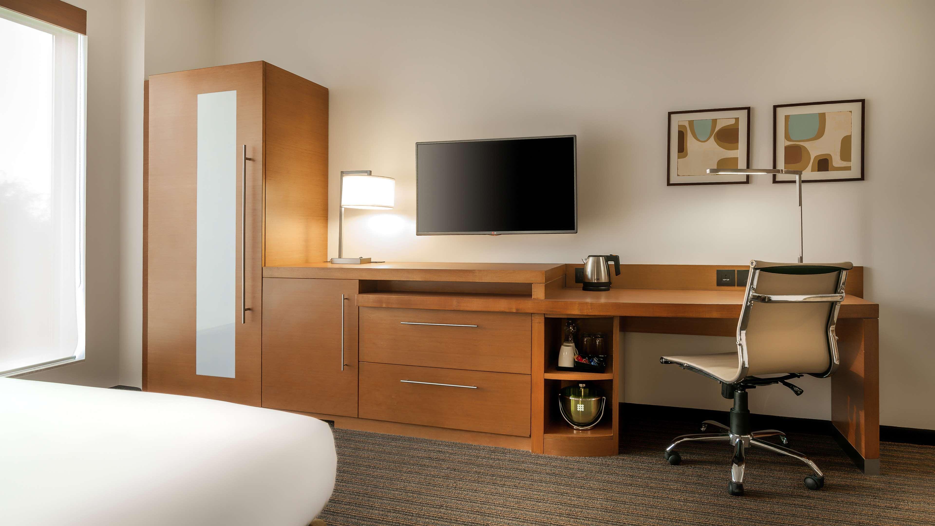 Hyatt Place Gurgaon Udyog Vihar Extérieur photo A typical room at the Hilton Garden Inn
