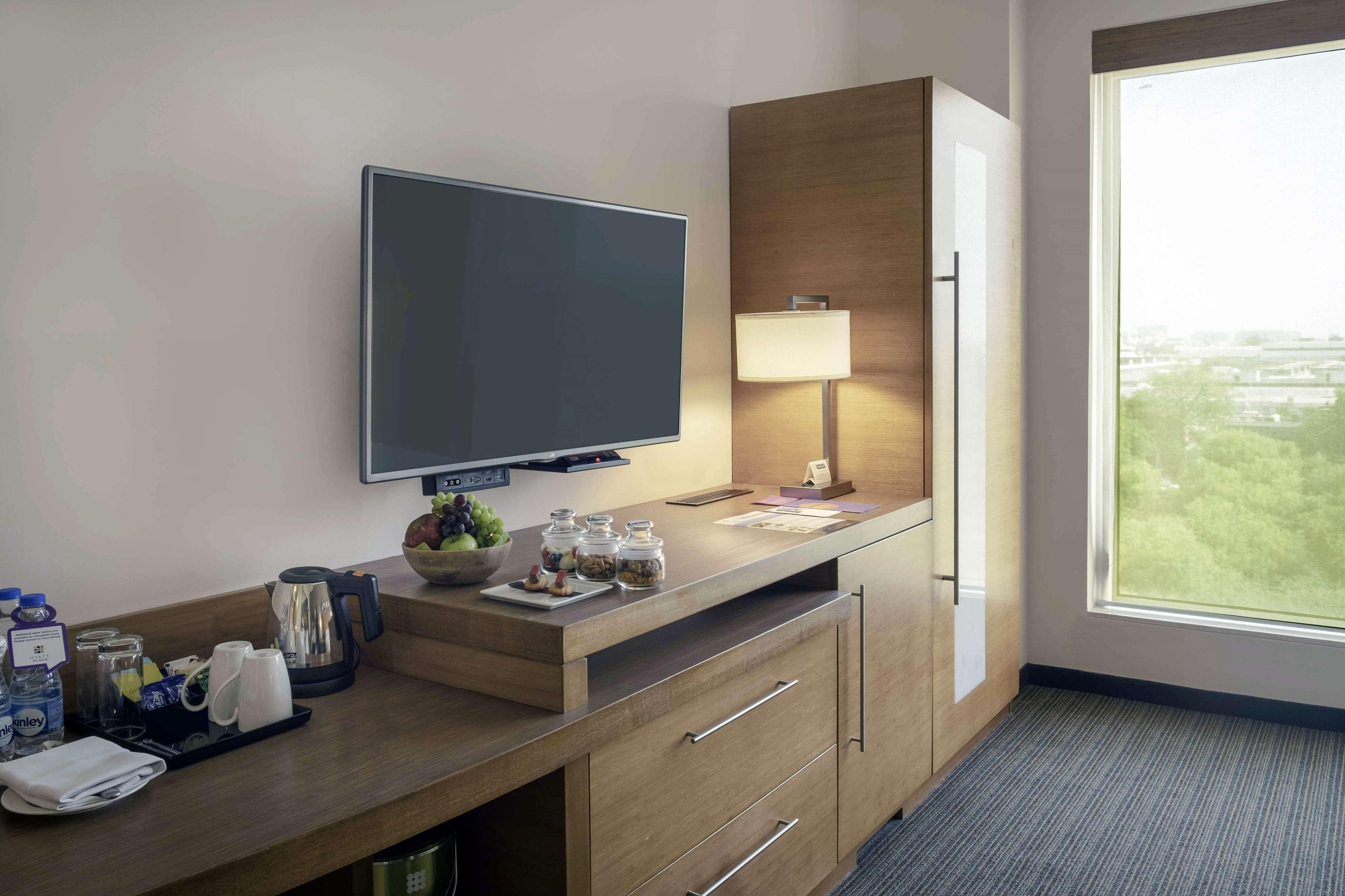 Hyatt Place Gurgaon Udyog Vihar Extérieur photo A typical room at the Hilton Garden Inn