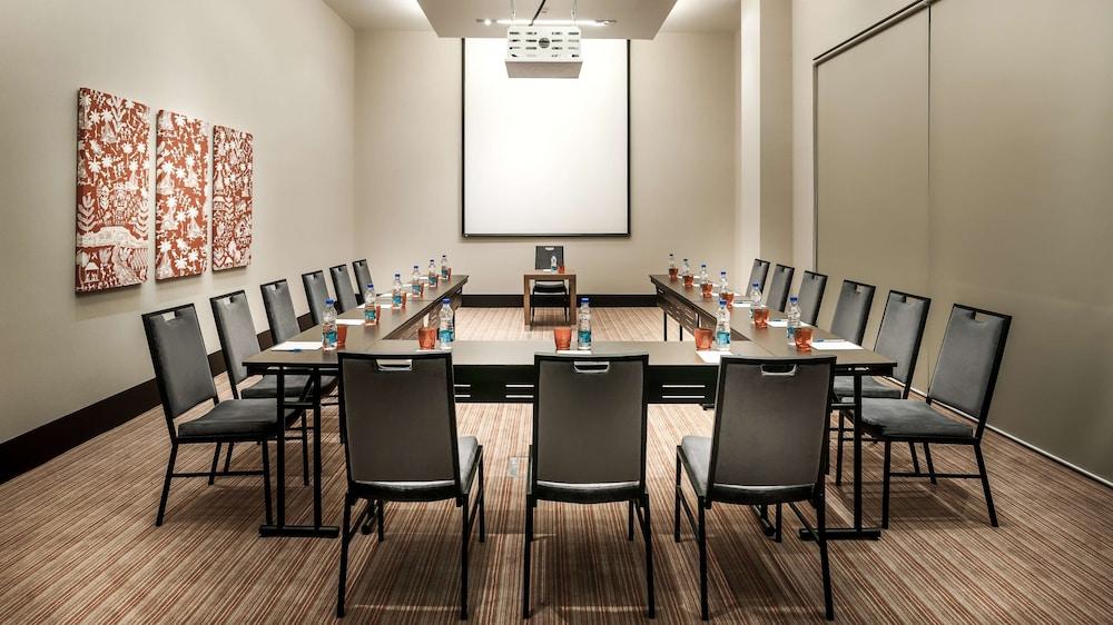 Hyatt Place Gurgaon Udyog Vihar Extérieur photo A meeting room at a hotel