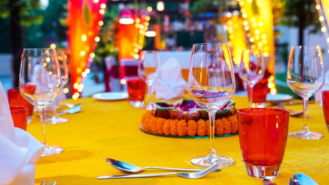 Hyatt Place Gurgaon Udyog Vihar Extérieur photo A table set for a meal
